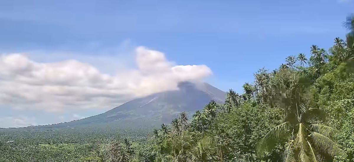 Mayon Volcano Sends Hot Avalanche of Rocks Cascading Down Its Slopes — Back-to-Back Eruptions With Kanlaon