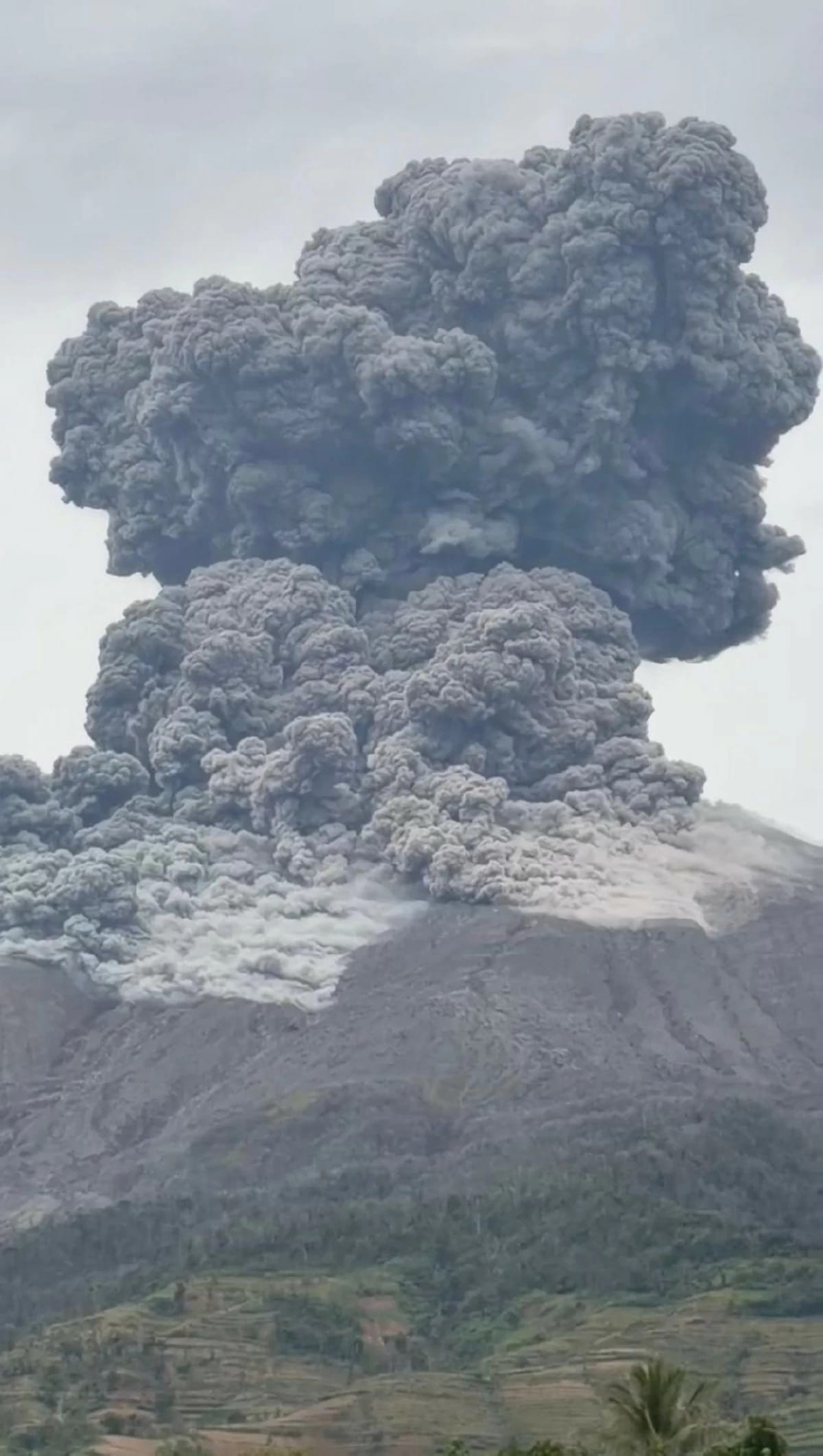Pumutok Na Naman! Kanlaon Volcano Explodes Again, Sends Ash Cloud Over Negros