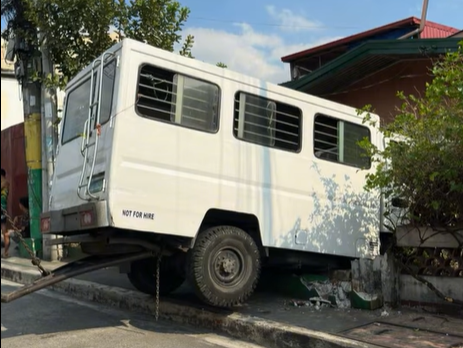 Delivery Van Sumalpok sa Bahay sa QC — Driver Akala Niya Kwarto Niya 'Yung Pinasok Niya