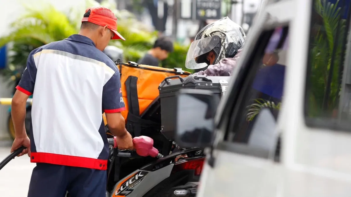 Aray sa Budget: Diesel Puwedeng Sumipa sa ₱166/L, Gasolina Aakyat Din Martes